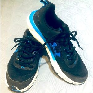 Women’s size 5 under Armour sneakers